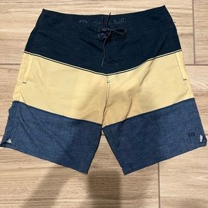 Travis Matthew board shorts size 32